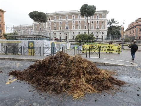 Extinction Rebellion Protesta Davanti Al Viminale Gli Attivisti