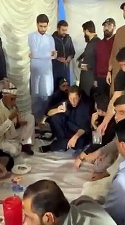 عمران خان زمان پارک میں کارکنوں کے ساتھ زمین پر بیٹھ کر روزہ افطارکرتے