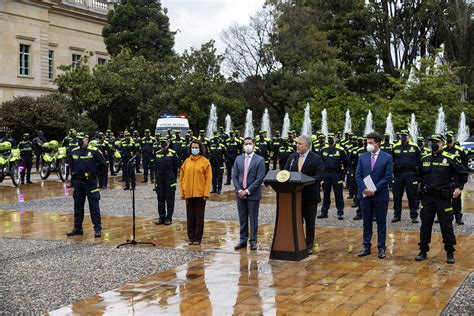 La Policía Nacional De Colombia Estrena Uniforme Azul Segurilatam