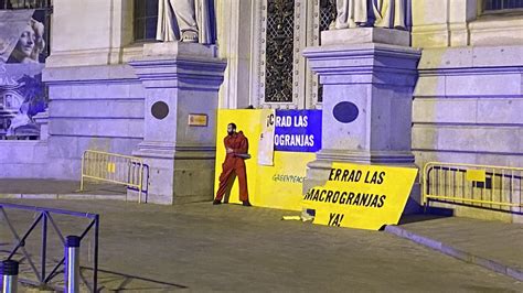 Activistas De Greenpeace Se Encadenan A Las Puertas Del Ministerio De