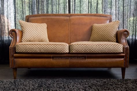 Engelse Library Sofa Bank In Dik Antique Schaapsleer Met Stoffen Kussens