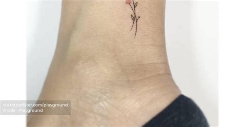 Little minimalistic flowers tattooed on the ankle.