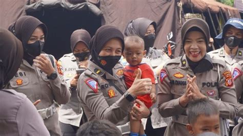 Polwan Polda Jabar Dan Polres Cianjur Hibur Anak Anak Di Pengungsian