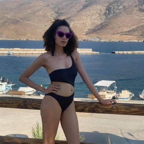 8 Hot Sexy Marianna Painesi Bikini Pics