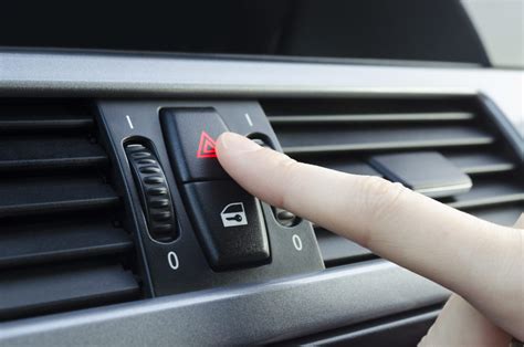 Cómo y cuándo debemos usar las luces intermitentes del coche