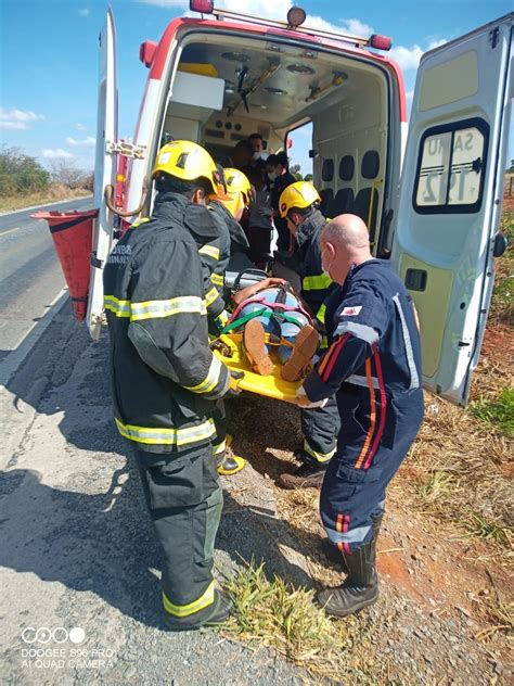 Bombeiros de Janaúba atendem ocorrência de capotamento de automóvel