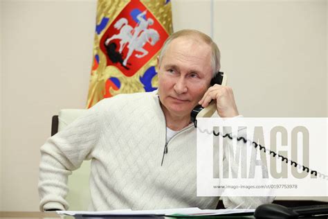 Russland Wladimir Putin in seinem Büro in de IMAGO