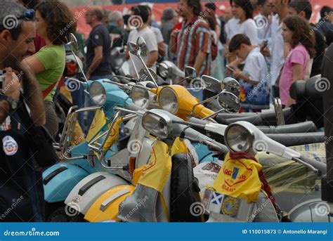 Rassemblement De Moto De ` Italien De Vespa De ` De Scooter De Vintage