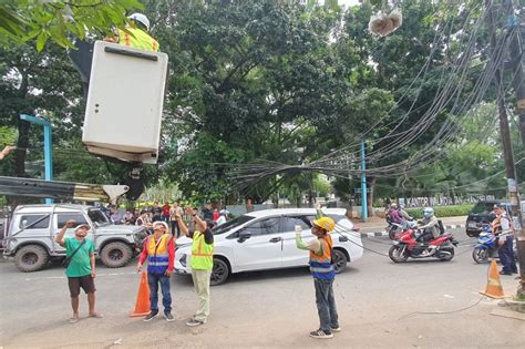 Bahayakan Pengguna Jalan Pemkot Tangsel Tertibkan Kabel Menjuntai Di