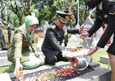 Kasad Ziarah Ke Makam Tokoh Nasional