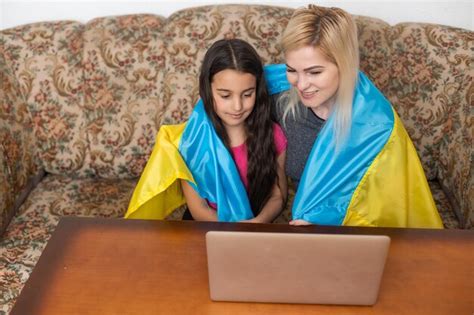 Madre E Hija Con Laptop Y Bandera De Ucrania Foto Premium