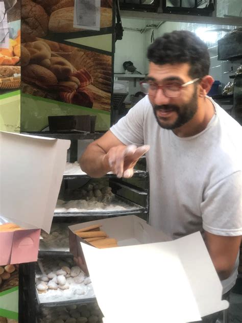 إقبال كبير على الكعك الشعبى بالقاهرة والجيزة