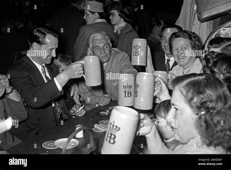 Group Of Men At A Pub Black And White Stock Photos And Images Alamy