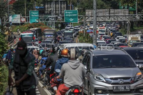 Solusi Atasi Kemacetan Jalur Wisata Puncak Bogor ANTARA Foto