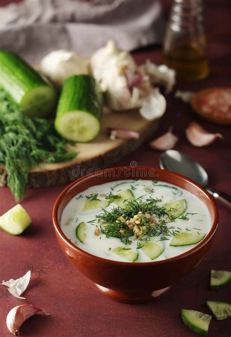 Un Bol Avec Une Soupe Froide De Tarator Plat Traditionnel Bulgare Image