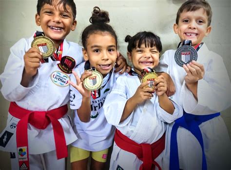 Americana Conquista 18 Medalhas No Karatê Novo Momento