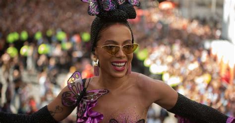 Bloco Da Anitta Arrasta Multid O No Rj Homenageia Carmen Miranda E