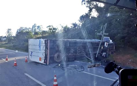 Carreta tomba e interdita a rodovia Fernão Dias em Pouso Alegre