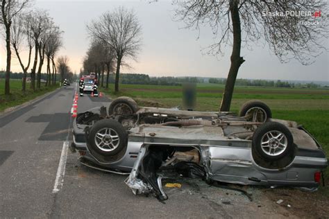 Pijany kierowca BMW uderzył w drzewo i dachował ZDJĘCIA Jechał razem