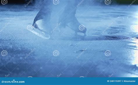 Foto Detalhada De Pernas De Mulher Em Patins De Patins De Patins