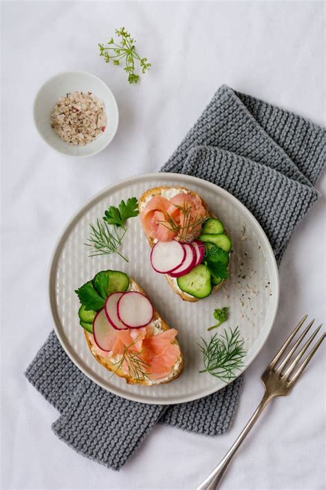 Sanduíches Salmão Rosa Fumado Rabanete Pepino E Queijo Creme Em