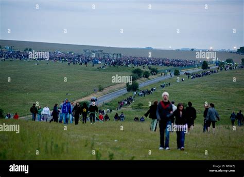 Stonehenge Solstice Summer Hippies druids June 21 2009 crowd Stock ...