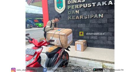 Dispersip Kalsel Serahkan Hibah Buku Perpusnas RI Kepada Tiga Komunitas