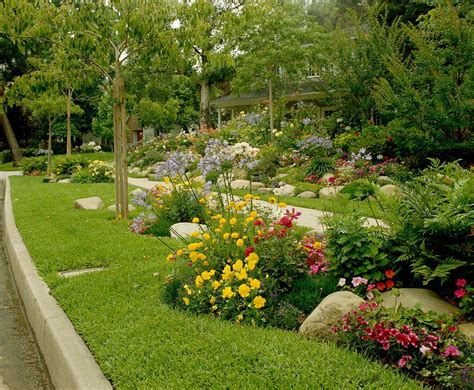 18 Sidewalk Landscaping Ideas for Your Front Yard