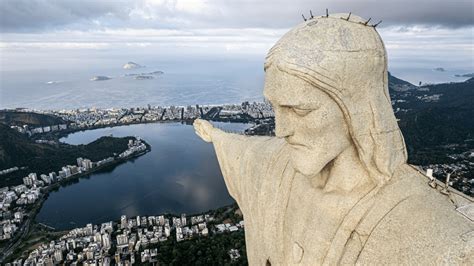 Dizzying footage captured from inside the arm of Brazil's famous Jesus statue | Flipboard