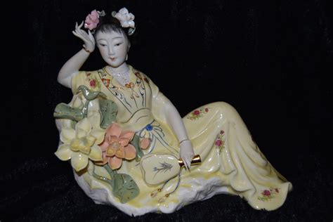 Exquisite Chinese Porcelain Figurine Of Geisha Girl