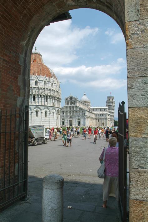 Pisa Italy 18 July 2006 Tourists Visiting The Leaning Tower A