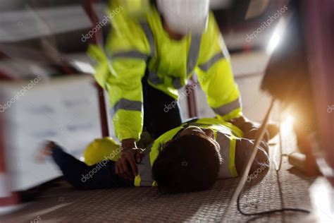 Accidente En El Trabajo Del Trabajador De Mantenimiento En La Pasarela