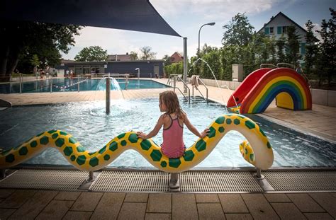 Hitzefrei Feste Auf Den Fildern Spielen Und Planschen Im Freibad Bei