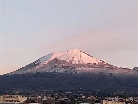 Cappuccio Bianco Sul Vesuvio Ancora Neve Sulla Cima Del Vulcano Foto