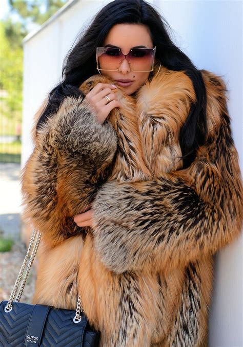 Pin By Robert Nathanson On Hotties In Fur Fox Fur Fox Fur Coat Fur Coat