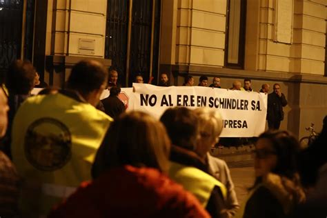 Fotos De Los Trabajadores De Schindler Que Se Concentran En Zaragoza