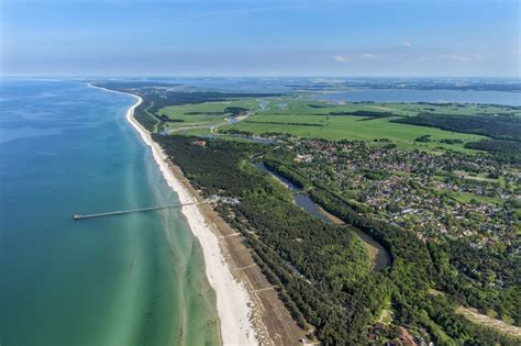 Born am Darß von oben Küsten und Waldlandschaft am Sandstrand der