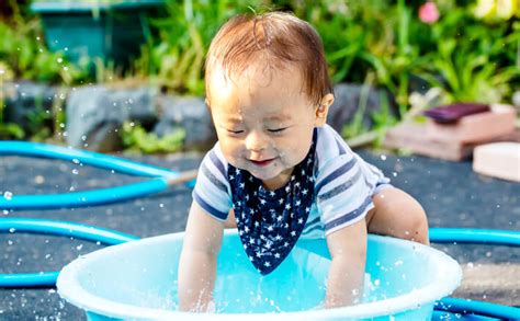 初めての水浴びはどうやったらいい？赤ちゃんが水遊びを楽しめる上手な進め方｜ベネッセ教育情報サイト