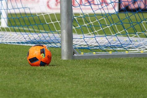 Menino de 8 anos morre após ser atingido por trave de gol em quadra