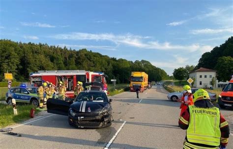 Unfall Auf B299 Zwei Mal Totalschaden Und Vier Verletzte