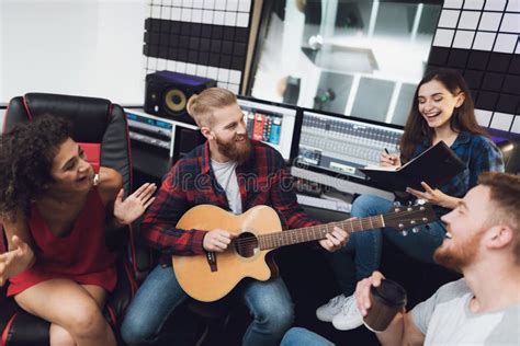 Un Hombre Y Una Mujer Cantan Una Canci N En Un Estudio De Grabaci N