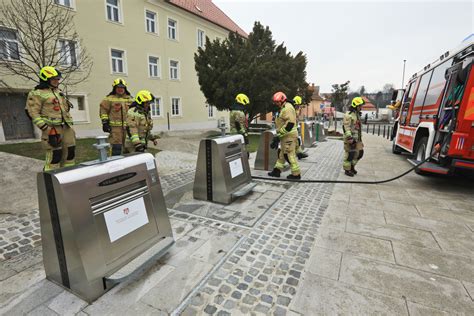 Gorel je potopni smetnjak ob formi vivi v Mariboru ti zabojniki še