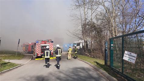 Ruhrgebiet Riesige Rauchwolke Feuerwehr R Ckt Mit Gro Aufgebot An