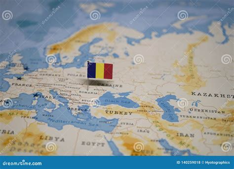 A Bandeira De Romania No Mapa Do Mundo Foto De Stock Imagem De Papel