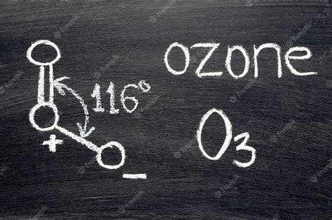 Nombre Fórmula Química Y Diagrama De Estructura Del Ozono Escrito A Mano En La Pizarra Foto