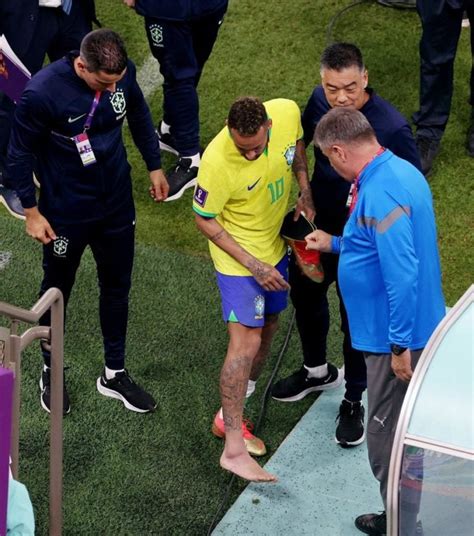 Lesionado Neymar sai do jogo aos prantos e recebe críticas