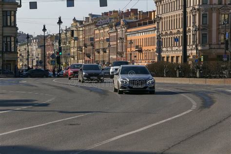 Coches Y Viajes En Transporte P Blico En La Plaza Vosstaniya Imagen