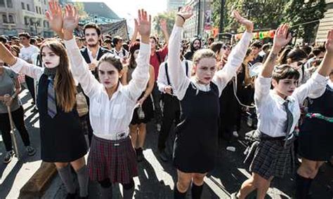 Cientos de estudiantes de secundaria protestan en Chile por mejor educación