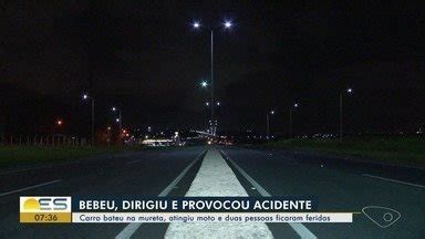 Bom Dia Es Carro Bate Em Mureta Atinge Moto E Duas Pessoas Ficam