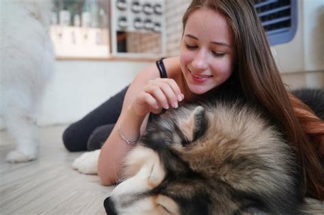 Encantadora Joven Jugando Con Su Perro Foto Premium